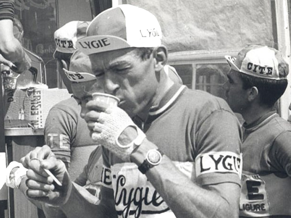 Ciclista beve caffè